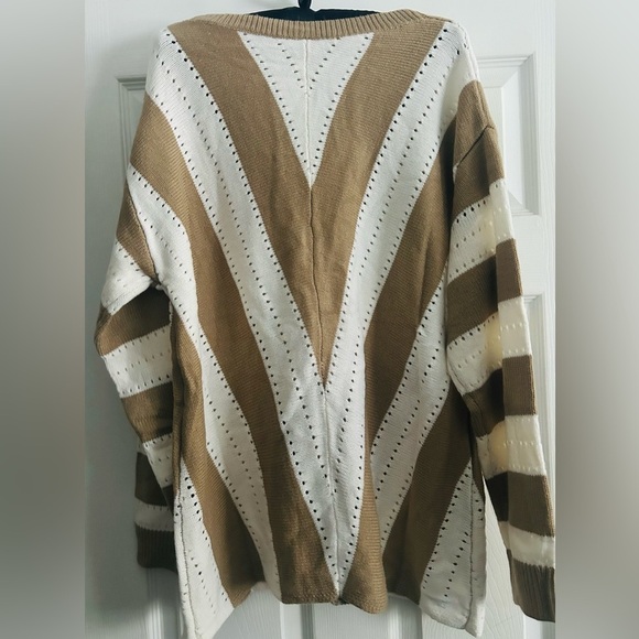 Stylish V-Neck Tan and White Sweater, NWOT, size large - Picture 6 of 7